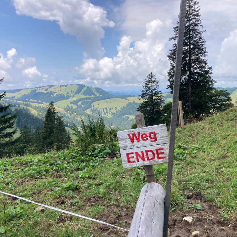 Berge und Schild: Weg-Ende - mit Aussicht in die Weite